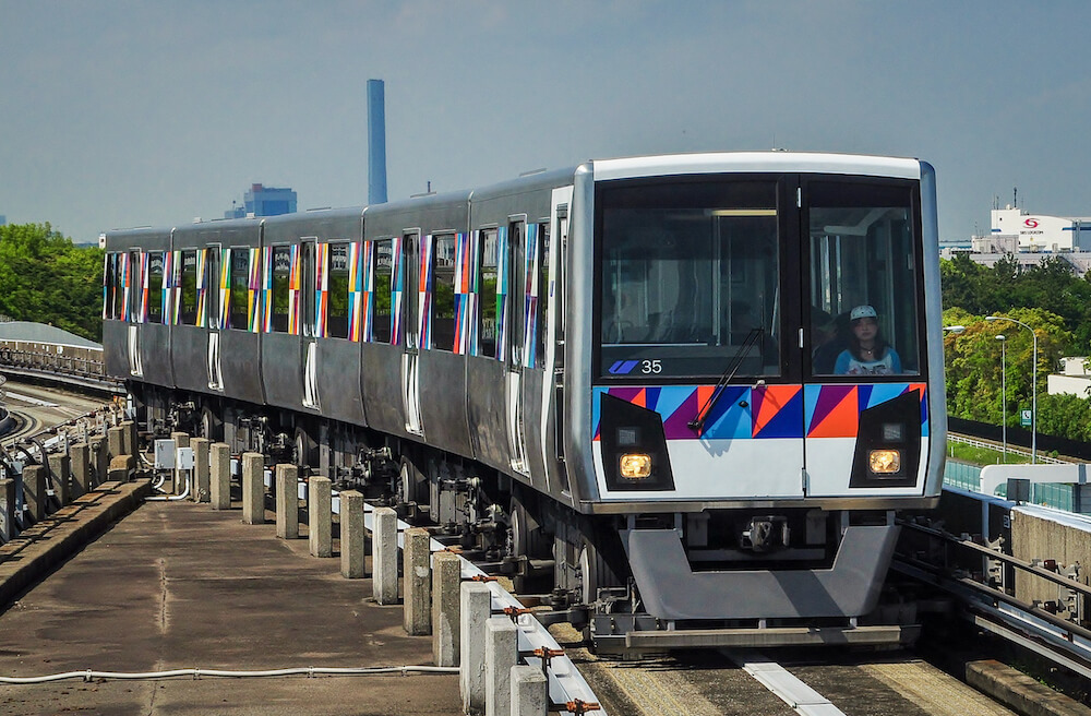 金沢シーサイドライン、並木中央駅に入線する列車（横浜新都市交通2000形電車）