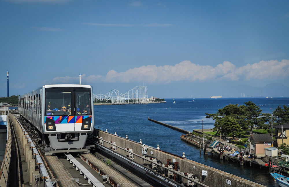 金沢シーサイドライン、野島公園駅に入線する列車（横浜新都市交通2000形電車）