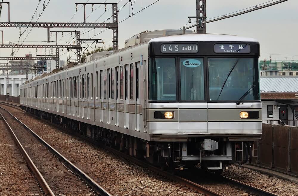 東急東横線、祐天寺駅に入線する各駅停車（東京メトロ03系電車）