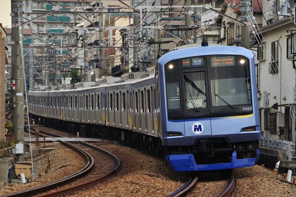 東急東横線、妙蓮寺駅〜白楽駅間を走る各駅停車（横浜高速鉄道Y500系電車）