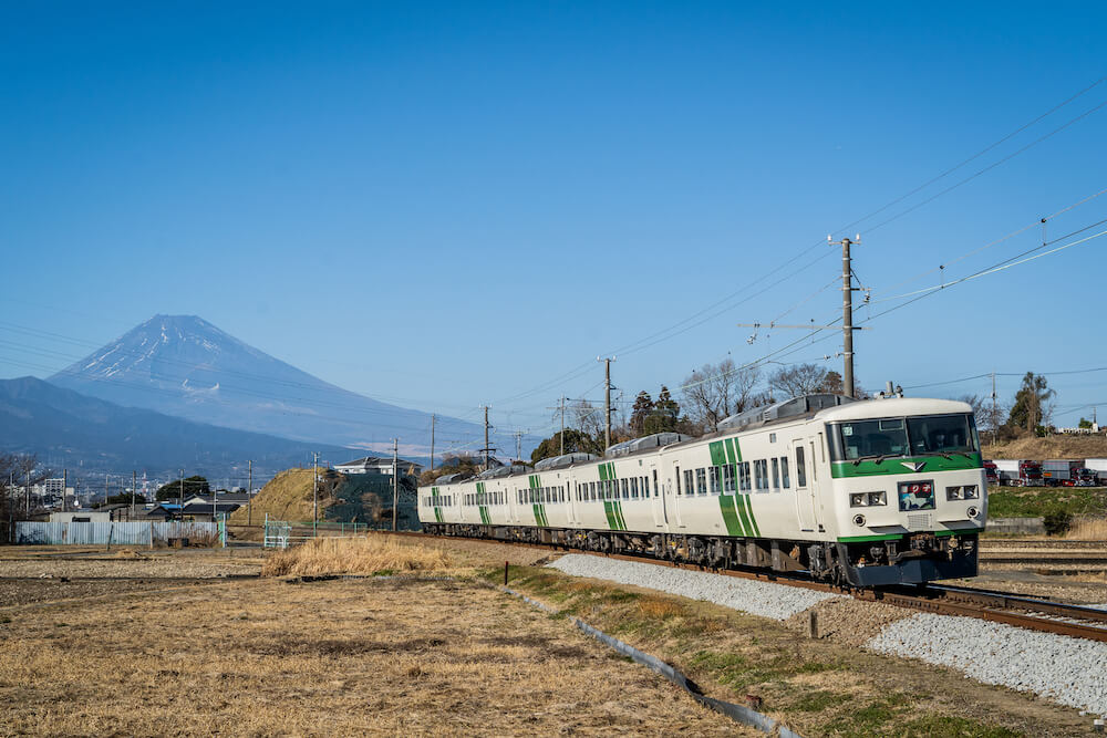 伊豆箱根鉄道駿豆線、三島二日町駅〜大場駅間を走る特急踊り子（JR185系電車）