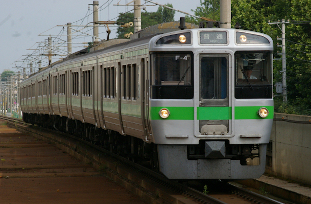 函館本線、琴似駅に入線する普通列車（721系電車）