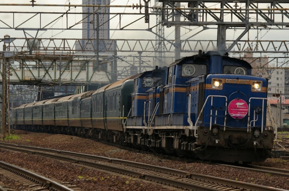 JR函館本線、苗穂駅〜白石駅間を走る特急トワイライトエクスプレス（DD51形ディーゼル機関車＋24系客車）