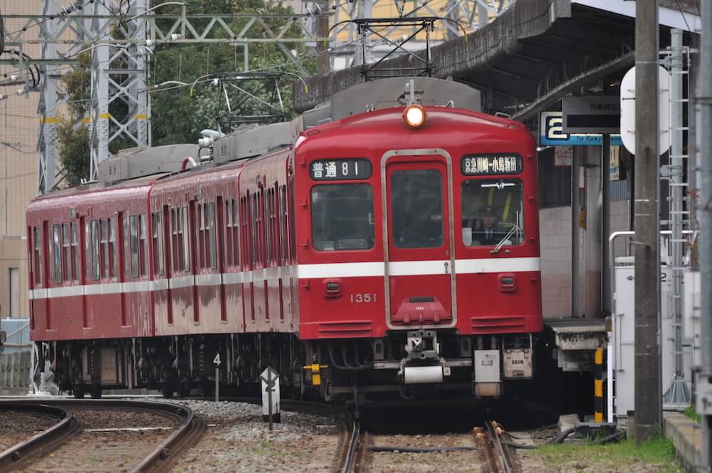 京急大師線、京急川崎駅〜港町駅間を走る普通列車（京急旧1000形電車）