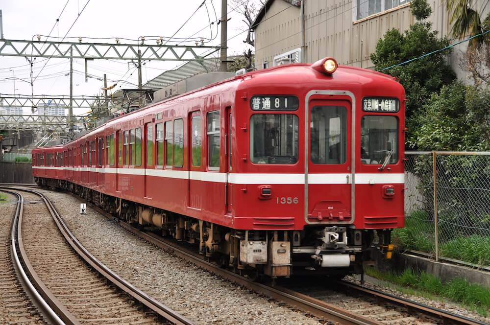 京急大師線、京急川崎駅〜港町駅間を走る普通列車（京急旧1000形電車）