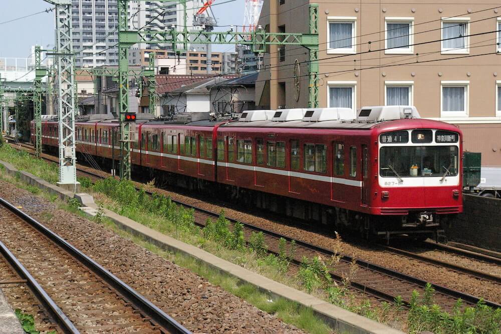 京急本線、京急新子安駅〜子安駅間を走る普通列車（京急800形電車）