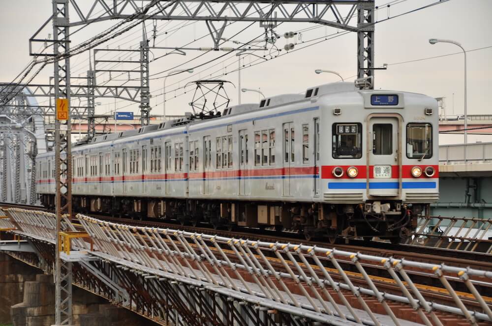 京成本線、京成関屋駅〜堀切菖蒲園駅間を走る普通列車（京成3300形電車）