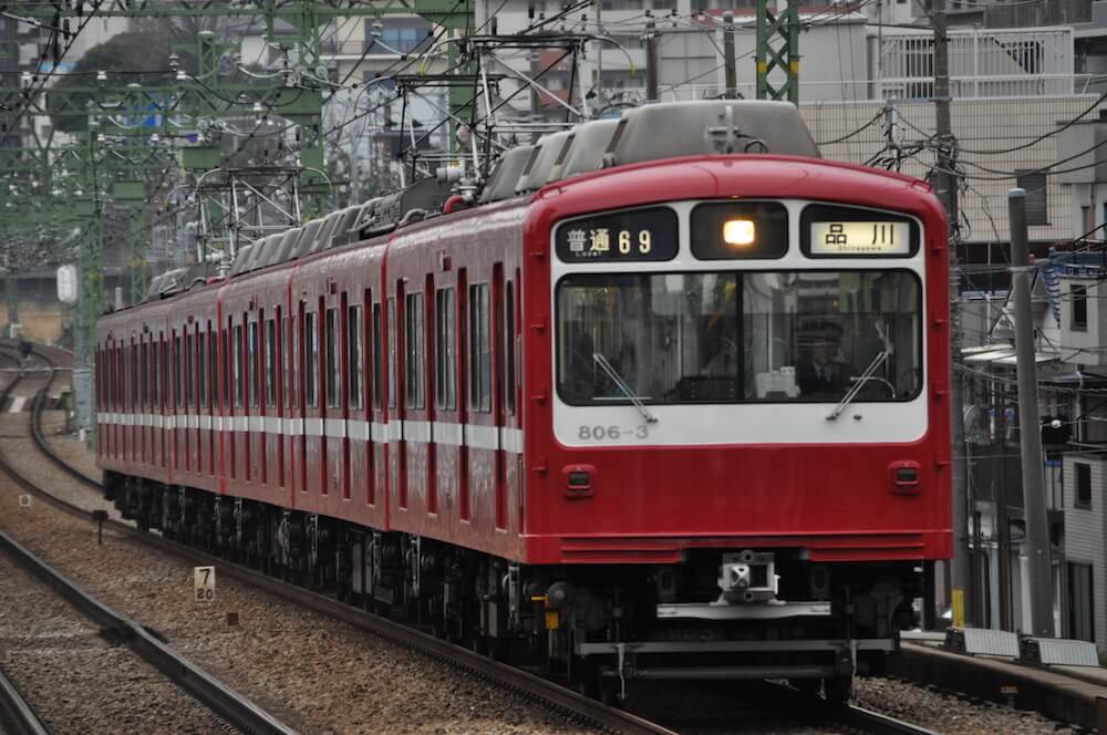 京急本線、京急東神奈川駅に入線する普通列車（京急800形電車）