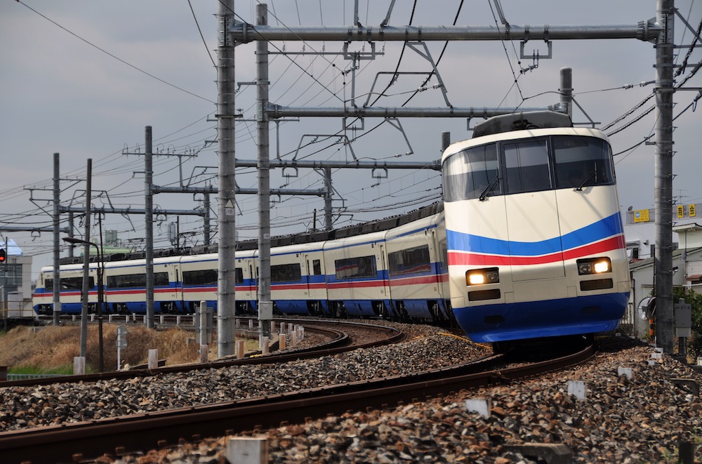 京成本線、町屋駅〜千住大橋駅間を走る特急スカイライナー（AE100形電車）