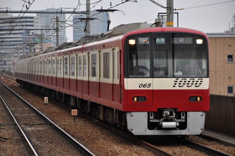 京急本線、立会川駅に入線する快特列車（京急新1000形電車）