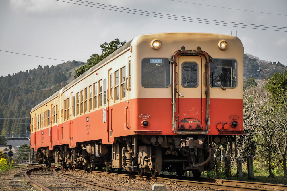 小湊鉄道線、高滝駅に入線する普通列車（キハ200形気動車）