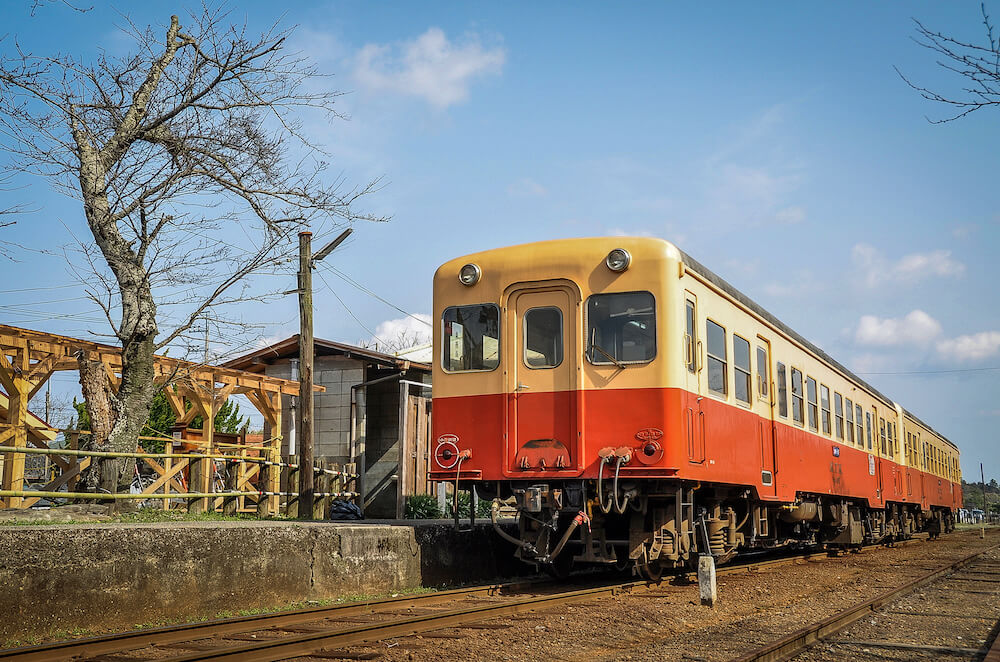 小湊鉄道線、高滝駅に停車中の普通列車（キハ200形気動車）