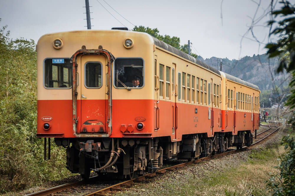 小湊鉄道線、上総大久保駅〜養老渓谷駅間を走る普通列車（キハ200形気動車）