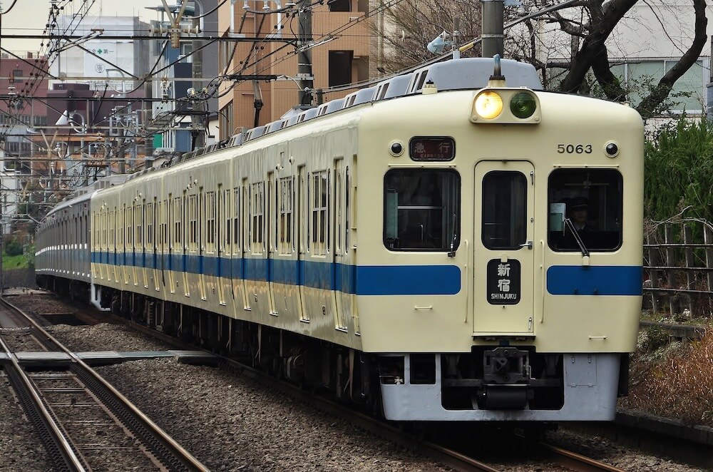 小田急小田原線、南新宿駅に入線する急行列車（5000形電車）