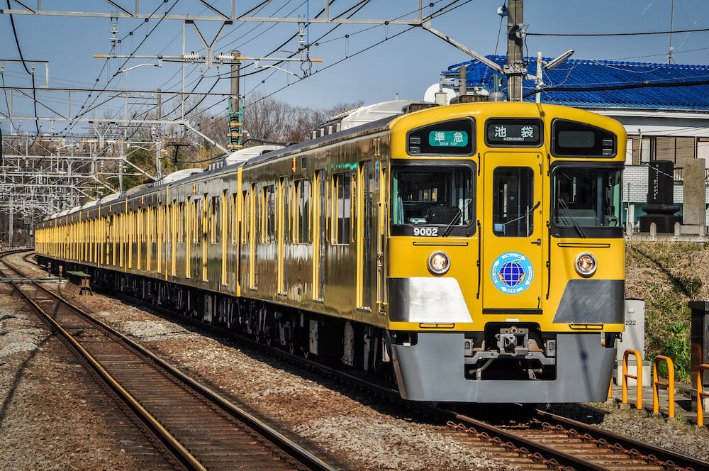 西武池袋線、秋津駅に入線する準急列車（西武9000系電車）