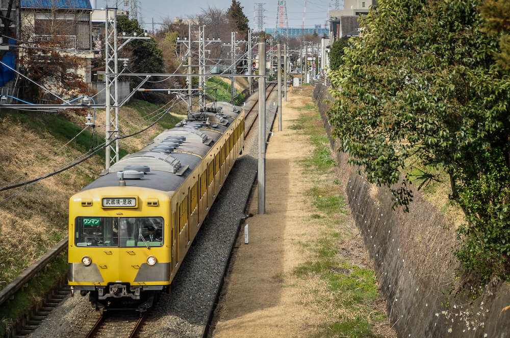 西武多摩川線、新小金井・多摩駅間を走る普通列車（西武101系）