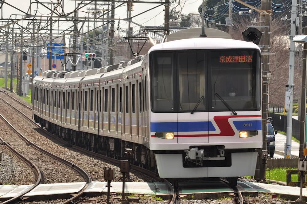 新京成線、八柱駅〜常盤平駅間を走る各駅停車（新京成8900形）