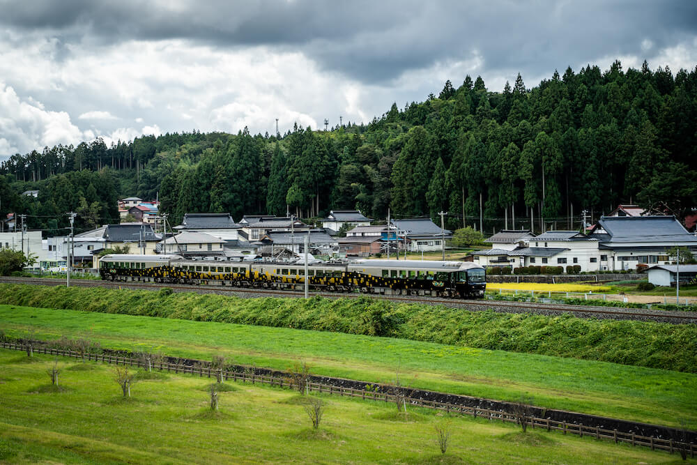 東北本線、一ノ関駅〜山ノ目駅間を走る快速ジパング平泉（485系「ジパング」）