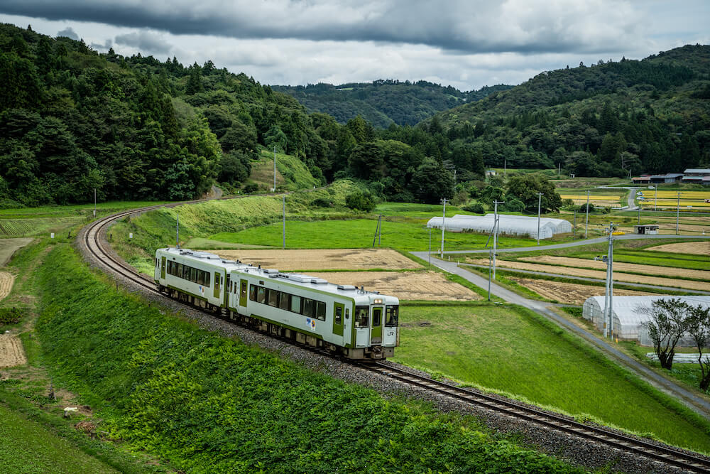 大船渡線、真滝〜陸中門崎駅間を走る普通列車（キハ100形）