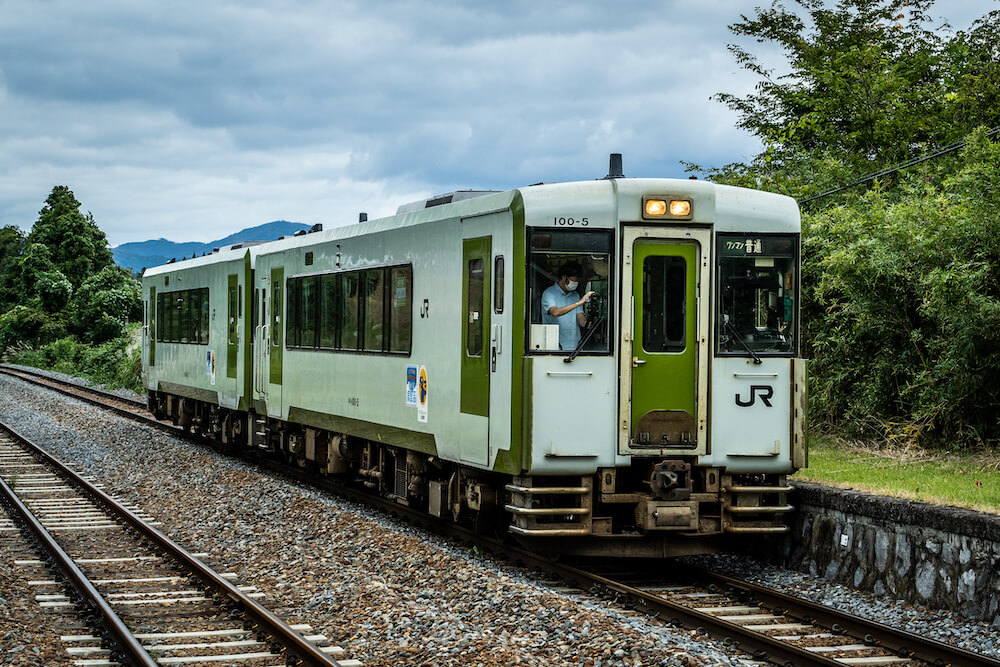 大船渡線、真滝駅に入線する普通列車（キハ100形）