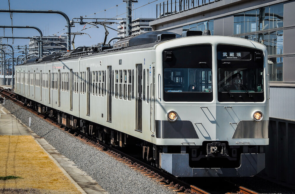 西武多摩川線、武蔵境駅に入線する各駅停車（西武新101系）