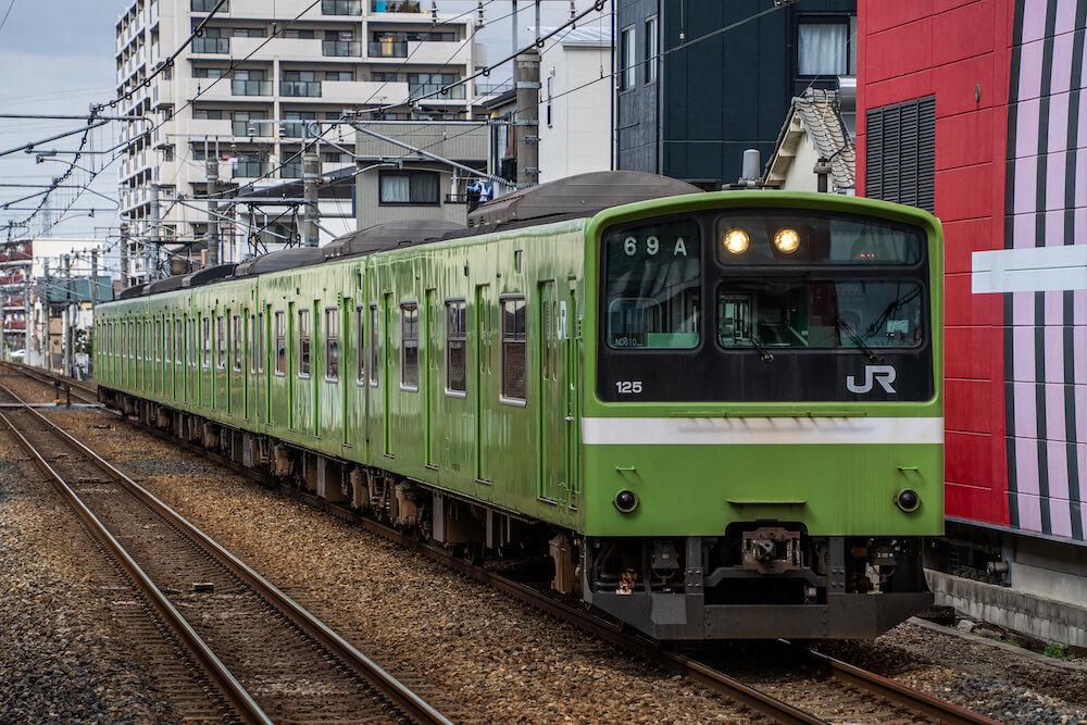 大和路線、志紀駅に入線する普通列車（201系）