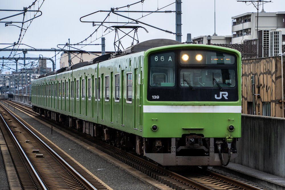 おおさか東線、衣摺加美北駅に入線する普通列車（201系）