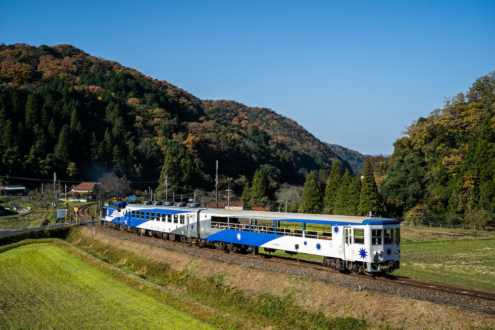 木次線、日登〜下久野駅間を走る奥出雲おろち号