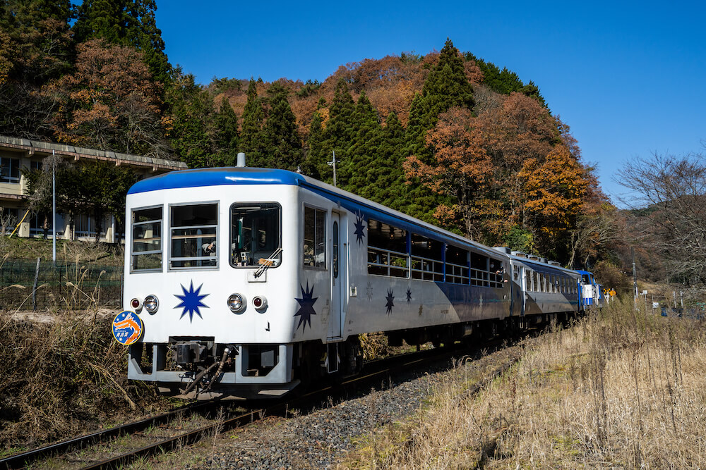 木次線、油木駅に入線する奥出雲おろち号