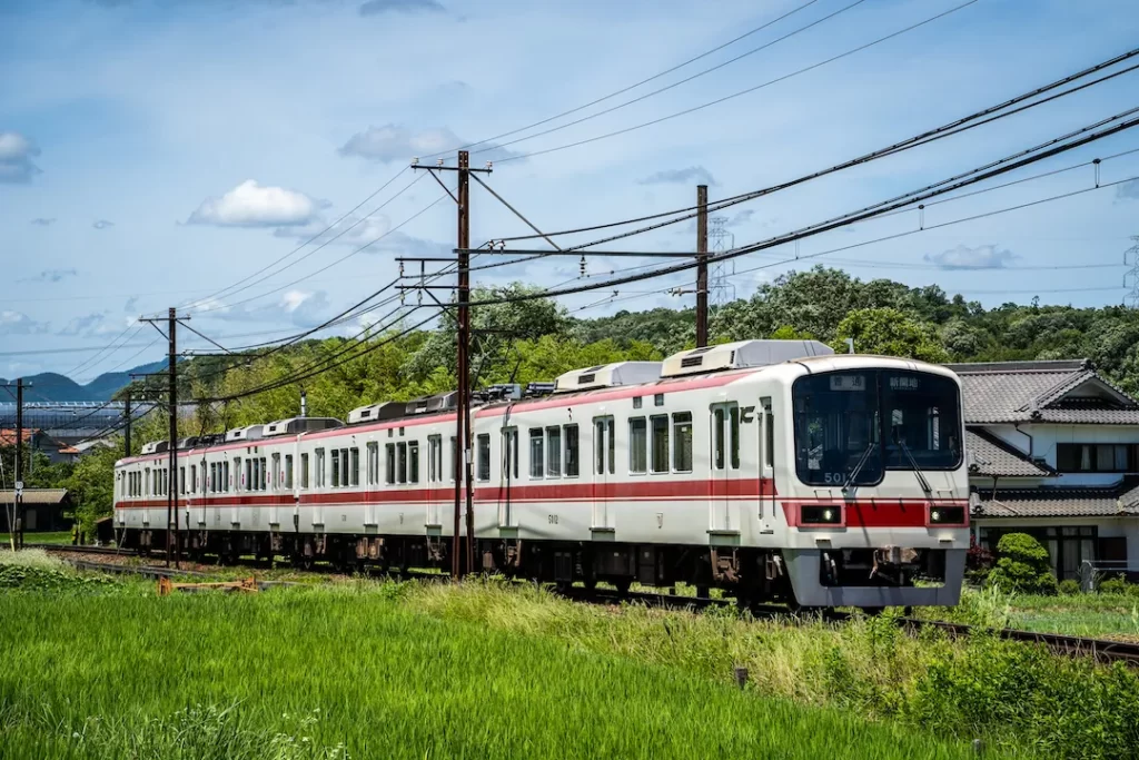 神戸電鉄三田線、二郎〜田尾寺駅間を走る普通列車（5000系）