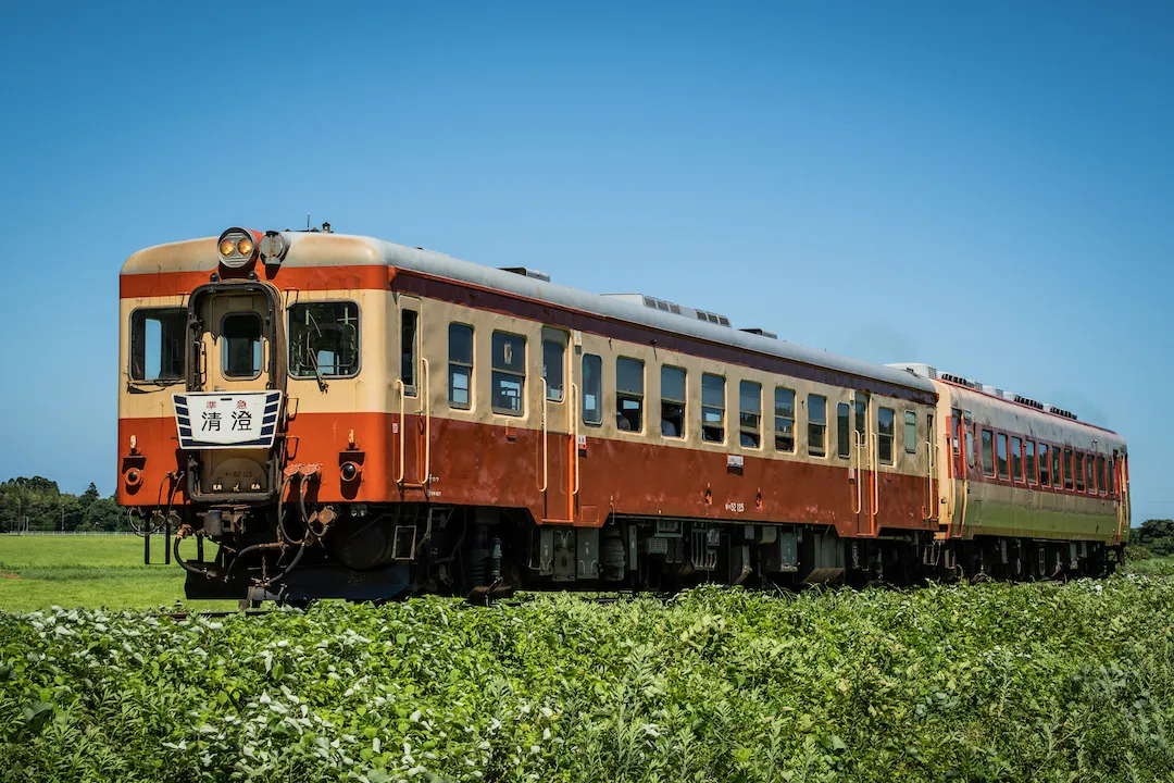 いすみ鉄道いすみ線、西大原駅〜上総東駅間を走る急行列車（キハ52形）