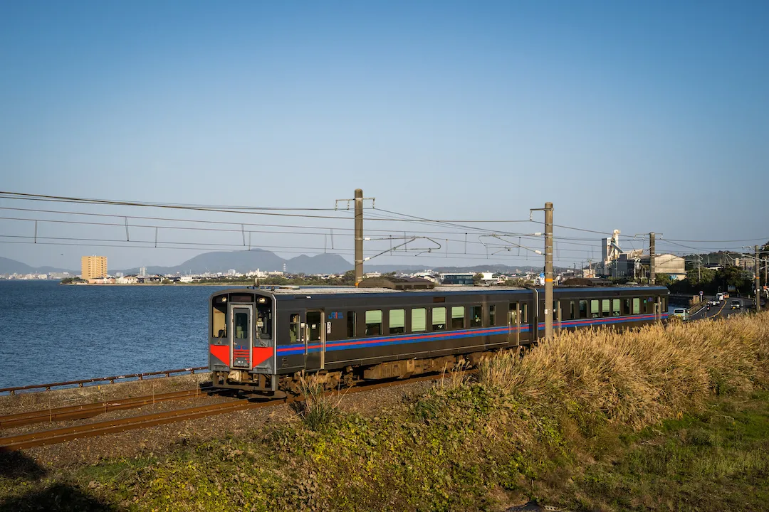 山陰本線、玉造温泉駅〜来待駅間を走る普通列車（キハ126系）