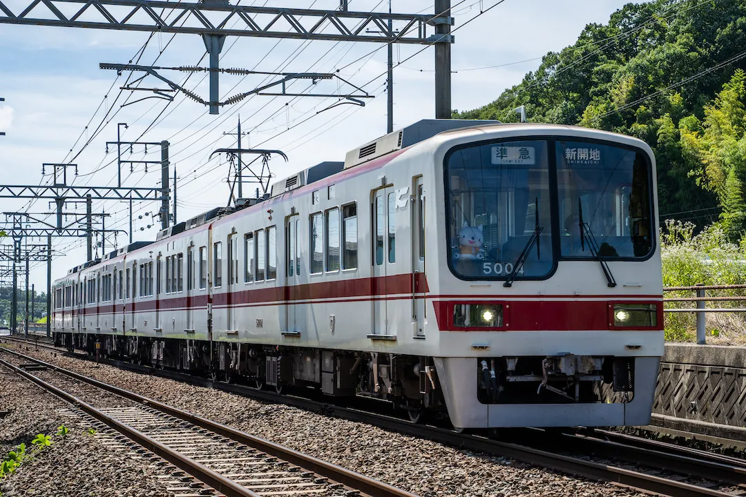 神戸電鉄粟生線、木幡〜木津駅間を走る準急列車（5000系）