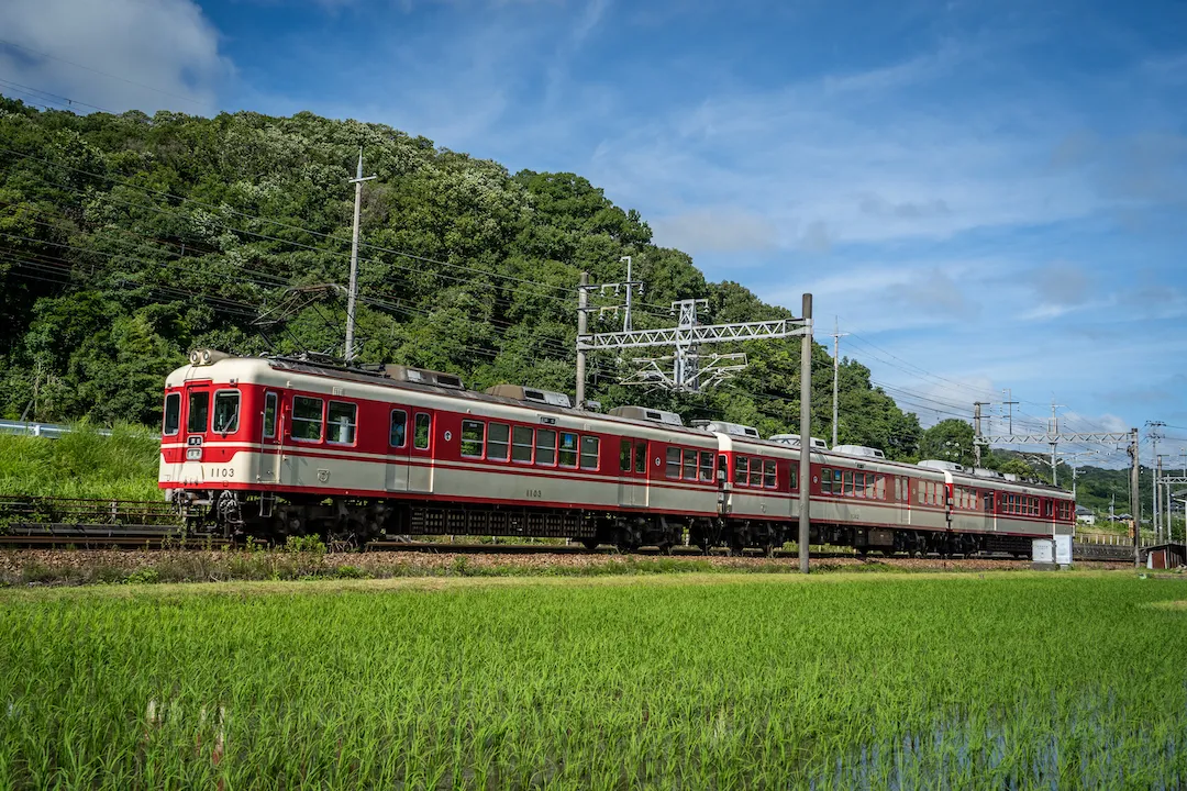 神戸電鉄粟生線、木幡〜木津駅間を走る普通列車（1100系）