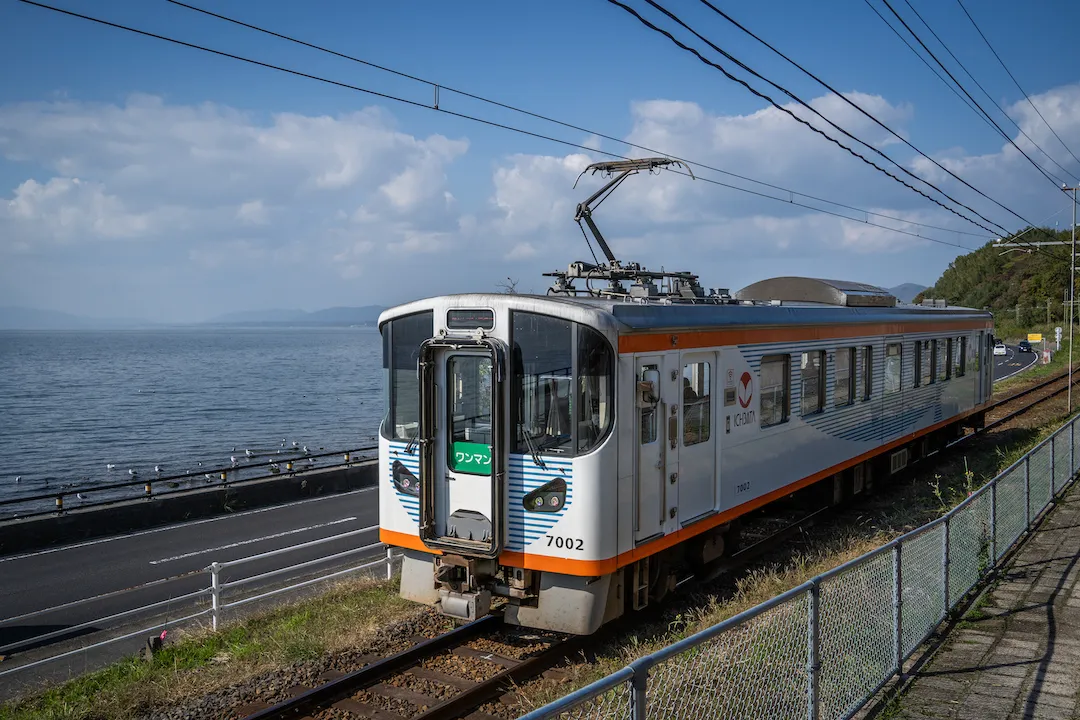 一畑電車北松江線、松江しんじ湖温泉～松江イングリッシュガーデン前駅間を走る普通列車（7000系）