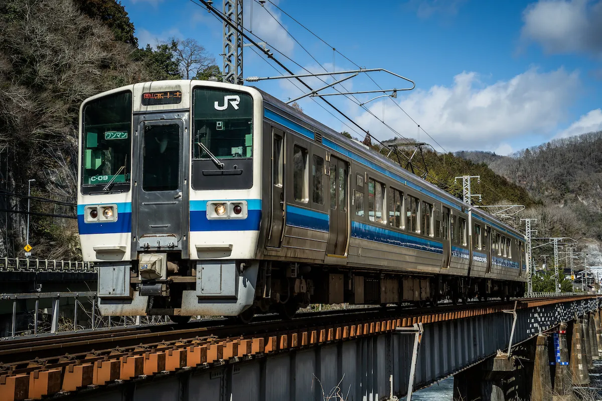 伯備線、方谷駅〜井倉駅間を走る普通列車（215系）