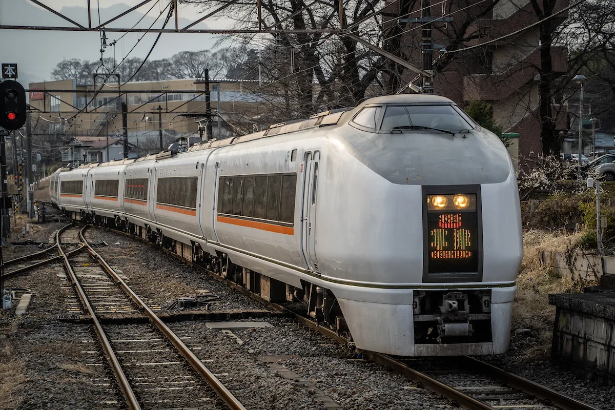 吾妻線、中之条駅に入線する特急草津（651系）