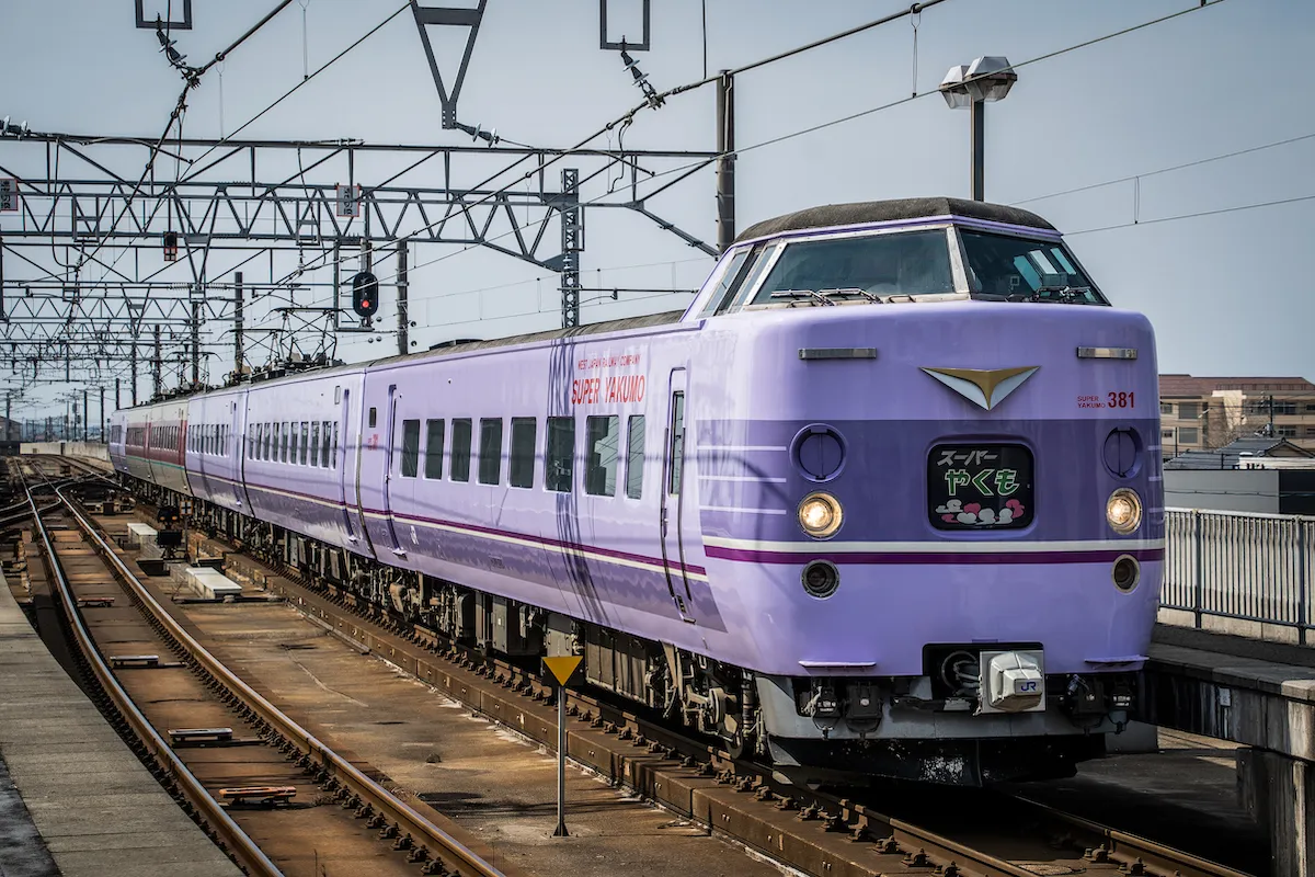 山陰本線、出雲市駅に入線する特急やくも（381系）