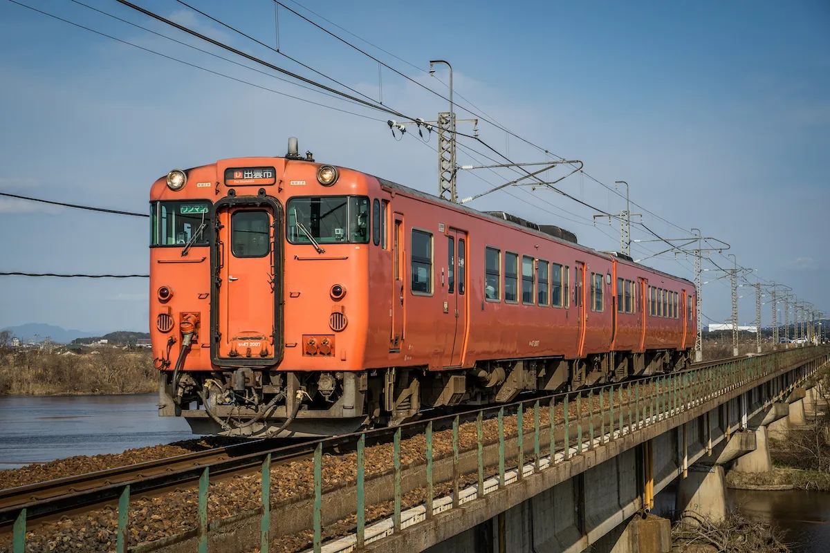 山陰本線、直江駅〜出雲市駅間を走る普通列車（キハ40系）